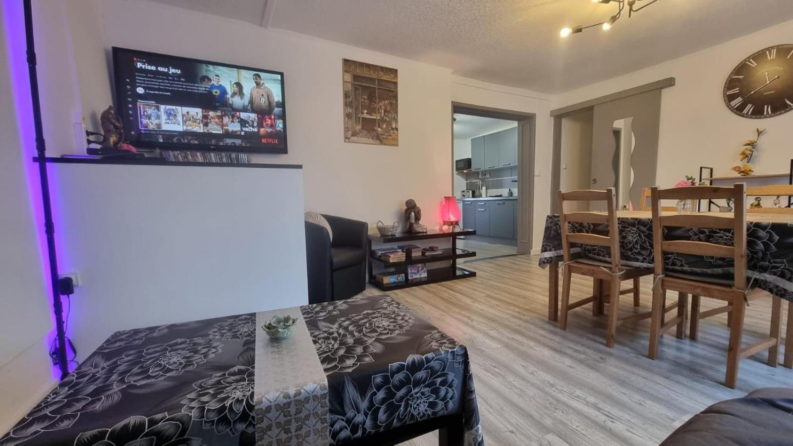 Appartement Rethel - Netflix - Marc & Cecile Exteriör bild